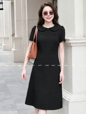 Đầm Đen Cổ Sen Nút Đôi Classic 