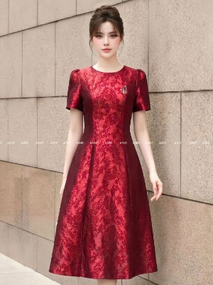 Đầm Gấm Đỏ Hoa Hồng Ẩn