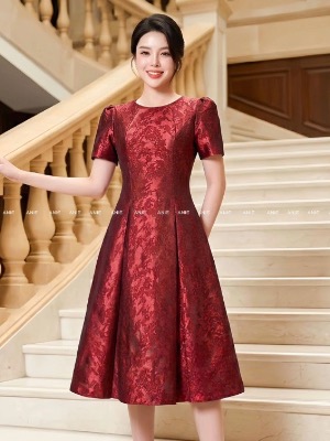 Đầm Gấm Đỏ Hoa Hồng Ẩn