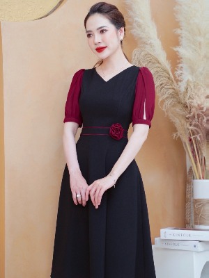 Đầm Xoè Đen Kết Hoa Hồng Eo